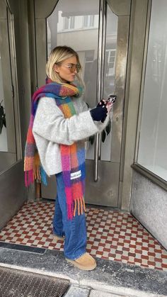 Nyc Winter Outfits, Slippers Outfit, Nyc Fits, Nyc Outfits, Thanksgiving Outfit Ideas, Thanksgiving Outfits, Europe Outfits, Uggs Outfit