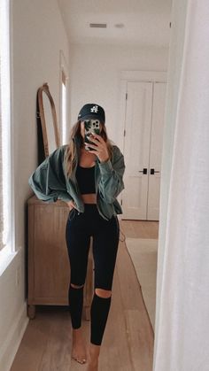 Sweatshirt And Hat Outfit, Fall Outfits Postpartum, Hair Stylist Outfit Work Wear Winter, Athlesiure Fits Fall, Workout Winter Outfits, Wyoming Travel Outfit, Outfits For Vancouver Canada, Cute Winter/fall Outfits, Classy Sophisticated Outfits