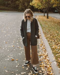 Everlane Wide Leg Pants, Brown Wide Leg Pants Outfit, Cropped Wide Leg Pants Outfit, Wide Leg Cargo Pants Outfit, Brown Wide Leg Pants, Karin Emily, Cropped Pants Outfit, Styling Wide Leg Pants, Wide Leg Outfit