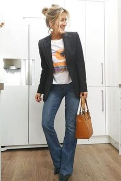 Descubra como compor o seu look para ficar com um look estiloso de dar inveja! Com as cores certas para o seu tom de pele e com os acessórios que irão dar um toque a mais a sua composição…. SAIBA MAIS How To Wear Bootcut Jeans, Inverted Triangle Outfits, Bootcut Jeans Outfit, Inverted Triangle Body Shape, Flare Jeans Outfit, Triangle Body Shape, Inverted Triangle, Outfit Jeans, Mode Casual