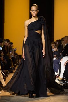 Elie Saab Fall 2024 Ready-to-Wear Fashion Show | Vogue Gown Fashion, Ellie Saab, Elie Saab Fall, Formal Evening Wear, Halloween Fashion, Maxi Wrap Dress, Dark Fashion, Elie Saab, Winter 2024