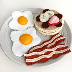 an egg, bacon and pancakes on a plate