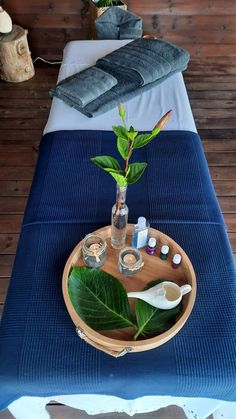 Massage Home Service, Beauty Spa Ideas, Home Massage Room Ideas, Spa Rug, Spa Decor Ideas, Beauty Salon Decoration, Wall Clock Ideas