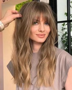 Tipos de flecos para cara redonda Bangs And Balayage, Messy Wavy Hair, Hair Change, Classic Wear, Hair 2024, Long Bangs, Wispy Bangs, Long Wavy Hair