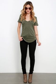 The V neck, short sleeves, and patch pocket keep the classic tee look on this olive green top, but the jersey knit fabric has a slub texture.: Áo Blu, Jeans Outfits, Elegante Casual, Pinterest Outfits, Mode Inspo, Outfits Fashion, Outfit Idea