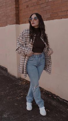 Shacket Street Style, Style A Shacket, Shackets For Women, Shacket Outfits, Shacket Outfit Women, Plaid Jacket Outfit, Straight Jeans Outfit, Shacket Outfit, Denim Jacket Outfit