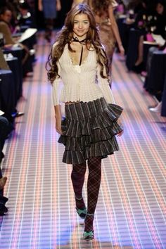 Winter Fashion Show Runway, Vivienne Westwood Model, Wacky Fashion, Nyfw 2024, 2000s Runway Fashion, Betsey Johnson Runway, Runway Fashion Couture, Model Fashion, 2000s Fashion