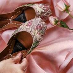 Punjabi Juti, Indian Wedding Shoes, Shoes Fashion Photography, Indian Shoes, Punjabi Jutti, Footwear Design, Embellished Shoes, Embroidery Shoes, Sandals Outfit