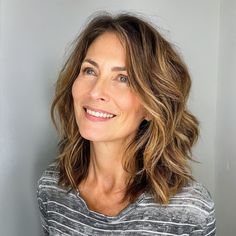 magnific SA5qJX0rw4uw50xOWfsU Angled Lob with Soft Waves Debra Messing Hair Curly, Sara Louwho Hair, Mom Haircuts, Chic Haircut, Medium Hair Styles For Women, Haircuts For Medium Length Hair, Short Sassy Haircuts, Layered Haircuts For Medium Hair, Bangs With Medium Hair