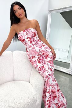 Step into luxury with the stunning Charms Maxi Dress! She offers a structured bodycon fit on top, a strapless cut, a cheeky back slit, double lined material and an invisible back zipper. Pair her with cute mules and simple jewellery for an elegant look! 
FABRICATION:
65% Linen / 35% Cotton
SIZING:
Crystal's height is 162cm and wears a size AU6/US2 F1 Outfit, Midi Dress Layering, Minimal Dresses, Dress Minimal, Simple Jewellery, Shower Outfits, So Fetch, Sporty Dress, Lace Dress Vintage