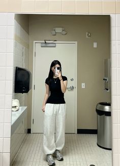 casual outfit, tight top, sweatpants outfit, new balance, black top, basic outfit Tank Top And Sweatpants Outfits, Tight Shirt Outfit, Sweatpants Outfit Black, Black Sweatpants Outfit, Outfit New Balance, Gray Sweatpants Outfit, Baggy Pants Outfit, Big Pants, Sweats Outfit