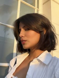 Chin Length Haircut With Layers, Short Black Hair With Highlights Caramel, 90s Bob Haircut Curtain Bangs, Chin Length Brown Hair, Bob Big Forehead, Dark Academia Short Hair, Wolfcut Curtain Bangs Short Hair Wavy, Italian Bob Curtain Bangs, Dark Academia Haircut