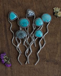 Western Wedding Hair With Turquoise, Turquoise Hair Piece, Turquoise Hair Pin Wedding, Turquoise Hair Accessories, Turquoise Hair Pin, Diy Turquoise Jewelry, Western Boutique Clothing, Blonde Baddie, Boho Style Hair