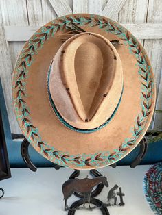 Painting Cowgirl Hats, Custom Flat Brim Hat, Burnt Hat Design, Painted Cowboy Hats, Custom Hat Ideas, Custom Cowgirl Hats, Cowboy Hat Crafts, Hand Painted Hats