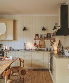 the kitchen is clean and ready to be used for dinner or other mealtimes