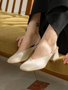 - Curved round toe- V upper line- Slingback strap- Non-slip outsoleMeasurements- Heel: 2.3- Size: KR225(US5.5)-KR250(US8)- This item is based on the KR shoe size. Please refer to the size chart.- This item runs true to size. For wide feet, please oder half size larger than your normal size.Composition & Care- Lambskin, Pigskin liningDesigner- Made in Korea- by Byeuuns- Style#: 300880755 Chic Medium Width Slip-on Slingback Pumps, Chic Beige Round Toe Slingback Sandals, Modern Closed Toe Slingback Sandals, Modern Beige Slingback Pumps With Sculpted Heel, Beige Slingback Sandals With Padded Heel And Round Toe, Beige Round Toe Slingback Sandals With Padded Heel, Cream High Heel Slingback Sandals, Beige Slingback Sandals With Round Toe, Elegant Leather Sole Slingback Slip-on Sandals