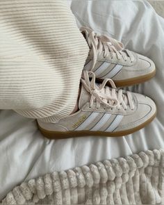 #summersneakers #summershoes #sneakers #adidas Looks Adidas, Adidas Samba Outfit, Samba Outfit, Adidas Spezial