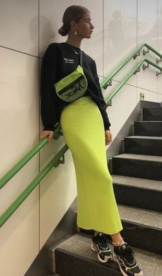 Casual Edgy Outfits Winter, Green And Orange Outfit, Funky Style Outfits, Funky Outfits For Women, Neon Skirt, Looks Chic, Green Skirt, Vintage Streetwear