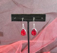 The deep, blood-red hue of the glass adds a touch of drama and mystery, making these earrings a standout piece in any jewelry collection. The silver setting complements the red tones perfectly, adding a touch of elegance and sophistication. These earrings are a nod to the gothic aesthetic, but with a modern twist, making them perfectly suited for both goth and non-goth fashion enthusiasts. Whether you're dressing up for a Halloween party or adding an edge to your everyday attire, these earrings are sure to turn heads. They are an excellent choice for those who want to express their individuality and stand out from the crowd.   The deep, blood-red hue of the glass adds a touch of mystery and drama, making these earrings a standout piece that's perfect for making a statement. These earrings Gothic Mode, Red Pear, Gothic Looks, Earrings Halloween, Gothic Aesthetic, The Gothic, Blood Red, Jewelry Unique, Fete Halloween