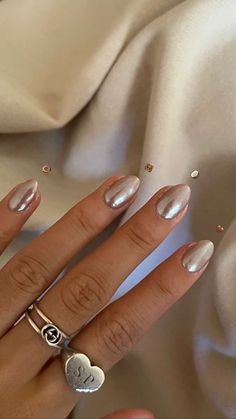 Hailey Bieber Nails Chrome Silver, Nails For Brown Outfit, Shimmer Bridal Nails, Chrome Nails Gel Polish, Silver Glazed Nails, Brown Donut Nails, Call Chrome Nails, Hailey Bieber Nails Brown, Glazed Donut Nails Brown