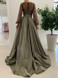 Olive Green Gown, Dress Wisuda, Formal Wedding Guests, Dream Prom, Taffeta Fabric, Gown Inspiration, Satin Evening Dresses, Long Sleeve Prom, Evening Dresses Cocktail