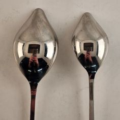 two spoons that have some kind of reflection on them