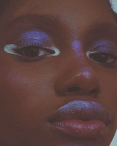 Black Grunge Makeup Looks, Alien Eyeshadow Looks, Editorial Makeup Black Model, Make Up Inspo Euphoria, Funky Eyeshadow Looks, Irredescent Makeup, Fun Make Up Looks, Dots On Face Makeup, Etheral Make Up