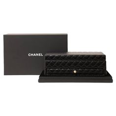 Portagioie firmato Chanel, modello Vanity Case Pearl, realizzato in pelle d’agnello trapuntata nella colorazione nera con hardware dorati. Internamente rivestito in tessuto scamosciato e minuteria metallica dorata, specchio centrale sulla parte frontale e scompartimento abbastanza capiente. Munito di un cassetto con 9 scompartimenti per accessori. Presenta una perla bianca sulla parte frontale con logo del brand CC. Completo di card e scatola. L’articolo si presenta in condizioni pari al nuovo. Chanel Vanity Case, Dior New Look, Chanel Vanity, Sportswear Store, Hermes Watch, Chanel Bracelet, Vintage Chanel Bag, Chanel Suit, Chanel Brand