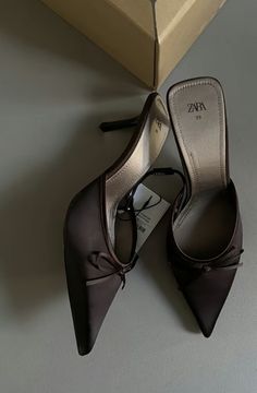 Elegant Shoes Heels, Brown Mules, High Heels Classy, Heels Aesthetic, Shoe Wishlist, Fancy Shoes, Shoe Inspo, Aesthetic Shoes, Swag Shoes