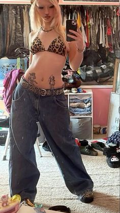 Bras As Tops Outfits, Trashy Party Outfit, Whale Tail Outfit 2000, Trashy Y2k Club Outfits, Outfit Ideas Mcbling, Drippy Outfits Woman, 90s Outfit Inspo Women, Trashy Y2k Fashion, 2000s Bimbocore Outfits