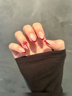 Nail Inspo Christmas Almond, Present Nails Art, X Mas Nails Christmas Ideas, Xmas Nail Inspiration, Preppy Nails For Christmas, Christmas Nails Present Design, Nail Snowflake Design, Clean Girl Christmas Nails, Snowflake On Nails