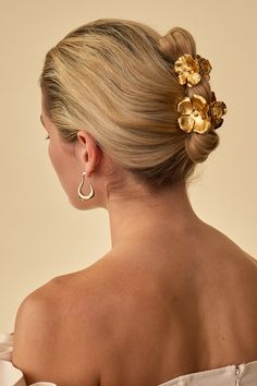 Our best selling Eden flower, now available as a claw clip. Transform your hair into a stunning work of art with this set of floral metal claw clips. Crafted with 14 karat gold plating, these claw clips will elevate any hairstyle, making them perfect for special occasions Made in NYC. Claw Clip Gold, Gold Hair Clip, Chic Hairstyle, Black Tie Optional, Hair Acessories, Glam Boho, Halo Headband, Up Dos, Headband Jewelry