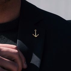 Don’t let your look sail away with poorly chosen details! Pin it down with a sleek golden anchor lapel pin and save all questionable outfits once and for all. Small but shiny, this minimalist detail is a must in your lapel pin box. Or lapel pin drawer. Or lapel pin closet, if we are allowed to have a say. Colour: Gold Material: Brass Luxury Gold Notch Lapel Suit, Luxury Black Suit And Tie Accessories For Workwear, Luxury Notch Lapel Suits With Gold Buttons, Luxury Designer Tuxedo With Lapel Collar, Luxury Sleek Suit With Lapel Collar, Luxury Embroidered Notch Lapel Suits, Luxury Blue Cufflinks For Formal Occasions, Luxury Black Cufflinks For Formal Wear, Luxury Embroidered Suits With Notch Lapel