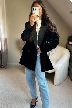 Discover 8 stunning velvet blazer outfits perfect for the holiday party season! Get inspired and elevate your Christmas wardrobe effortlessly with classy and casual looks like this one with light-wash jeans and a black velvet blazer.