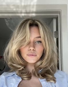 Rich Women Haircuts, Cute Haircuts For Side Parts, Mid Length Volume Haircut, Caggie Dunlop Hair, Old Money Haircut Women Medium, Whispy Curtains Bangs Short Hair, Mid Length Hair With Layers Blonde, Medium Face Framing Layers, Lob Wavy Hair