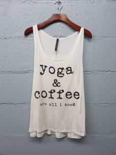 Yoga And Coffee, Yoga Style Outfits, Yoga Attire, Yoga Coffee, Hippie Mode, Yoga Outfits, Yoga Iyengar, Yoga Style, Tank Outfit