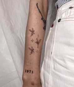 Soft tatto/minimalist tatto idea/tatto ideas/butterfly tatto Pretty Patchwork Tattoos, Dainty Patchwork Sleeve Tattoo, Fine Line Patchwork Tattoo, Small Leg Tattoo, Patchy Sleeve Tattoo Women, Patch Work Tattoo Sleeve Women, Patch Sleeve Tattoo, Patch Work Sleeve Tattoo, Patch Work Sleeve