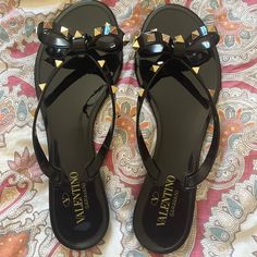 Brand New Never Been Worn. Valentino Bow Sandals Valentino Garavani Sandals, Valentino Slippers, Valentino Slides, Valentino Rockstud Sandals, Valentino Sandals, Rope Sandals, Expensive Shoes, Valentino Garavani Shoes, Woven Sandals