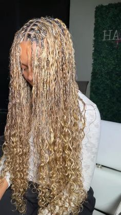 boho knotless braids Curly Boho Knotless Braids, Braids Boxbraids, Twist Boho Braids, Knotless Mermaid Braids, Braided Vacation Hairstyles, Blonde Boho Twist, Color 27 Boho Knotless Braids, Blonde Knotless Box Braids With Curls, Small Blonde Boho Knotless Braids