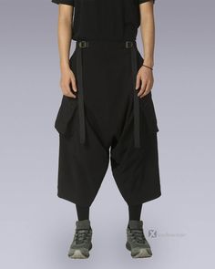 Samurai Pants is the classic outdoor pants made by Nosucism. It features a nice roll-up design and a special adjustable girdle. It's inspired by the samurai pants, and makes you look cool as well as feel comfortable when wearing it. Samurai Fashion, Fairy Grunge Outfit, Men Pants Pattern, Samurai Pants, Techwear Streetwear, Harem Pants Men, Asian Men Fashion, Techwear Pants, Cyberpunk Fashion