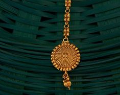 Plain Gold Tikka Antique Maang Tikka Height = 160 mm || Width = 28 mm Classic Tikka Antique Maang Tikka Whether you are the bride or sassy bridesmaid, no lehenga is complete without a maang tikka. This Kundan pearl maang tikka is perfect to steal the show with its elegance . The meticulous attention paid to the craftsmanship makes it an epitome of jewelry inspiration. 100% Satisfaction Guarantee: Long Lasting Plating, High-Quality Stones. Gifting: This charming maang tikka comes in a beautiful g Maag Tika Gold, Hand-set Tikka For Festivals Gift, Temple Jewelry Tikka With Latkans For Eid, Traditional Hand Set Tikka As Gift, Elegant Tikka For Navratri Gift, Festive Hand Set Tikka For Puja, Traditional Adjustable Tikka For Diwali, Diwali Gift Round Tikka, Gold Tikka For Navratri Gift