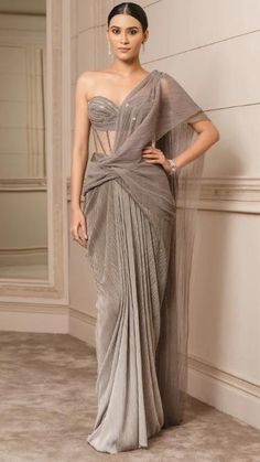 Saree With Corset, Baju Kahwin, Saree Wearing Styles, Trendy Outfits Indian, Fancy Sarees Party Wear, Draping Fashion, Indian Fashion Saree, Saree Designs Party Wear