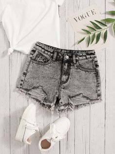 Gris  Collar  Mezclilla Liso Pierna recta Embellished No-Elástico Shein Jean Shorts, Grey Jean Shorts, Cute Denim Shorts, Cute Ripped Jeans, Grey Denim Shorts, Shein Shorts, Dark Grey Jeans, Girls Denim Shorts, Ripped Jean Shorts