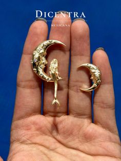 Material: Plata .925 Largo luna pequeña: 2 cm Largo luna grande: 3 cm Los aretes tienen la posibilidad de personalizarse en el terminado de la chapa, puedes ver las opciones correspondientes y la pieza terminada en las imágenes. Por favor toma en cuenta que cada pieza es detallada a mano, por lo tanto pueden existir algunas variaciones en el acomodo de las circonias, y el montado de la sirena en la luna. Tiempo de procesamiento: 1-4 días A 4