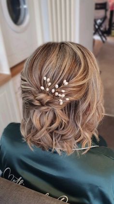 ɴᴀᴅɪᴀ ꜱᴄᴏᴛᴛ | Style the mother of the bride with me 💗 I had such a lovely morning with Laura and the girls! Laura's mum wanted a soft twisted half up... | Instagram Shoulder Length Half Up Half Down Wedding, Mom Of The Bride Hair Half Up, Mother Of The Bride Headband, Mother Of The Bride Hair For Short Hair, Mother Of Bride Short Hairstyles, Mother Of The Groom Hairstyles Short, Wedding Hair For Mother Of The Bride, Mother Of The Bride Hair Half Up, Mother Of Bride Hairstyles