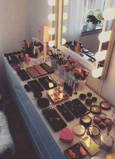 Pinterest: Lillianaveryv Instagram: lilly__vasquez Koleksi Makeup, Alat Makeup, Smoky Eyes, Trendy Makeup, Makeup Room, Makeup Goals, Makati, Jeffree Star