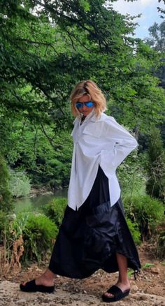 Oversized Lapel Collar Shirt For Summer, Asymmetrical Summer Workwear Shirt, Oversized Summer Shirt With Lapel Collar, Casual Asymmetrical Shirt For Workwear, Oversized Asymmetrical Shirt For Spring, Casual Oversized Asymmetrical Shirt, Chic Asymmetrical Summer Shirt, Chic Oversized Shirt With Pockets, Relaxed Fit Shirt With Asymmetrical Hem For Spring