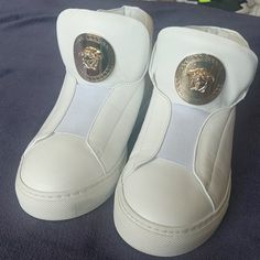 Simply Gorgeous Versace Medusa Head Emblem Sneakers T.15 Vitello, Bianco-Oro Chiaro Worn Once, Comes With Dust Bag, Tags And Box. Size 5 Open To Offers. Versace Sneakers, Versace Shoes, Medusa Head, Bag Tags, Womens Shoes Sneakers, Versace, Dust Bag, Shoes Sneakers, White Gold