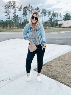 Midsize Spring Outfits Casual, Crocs Airport Outfit, Airport Outfit Plus Size, Midsize Spring Outfits, Loungewear Outfits, Stylish Fall Outfits, Boho Fashion Summer