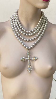 Cross Necklace Layered, Big Pearl Necklace, Baroque Jewelry, Multi Strand Pearl Necklace, Layered Pearl Necklace, Jewelry Styling, Big Necklace, Necklace Layered, Goth Jewelry